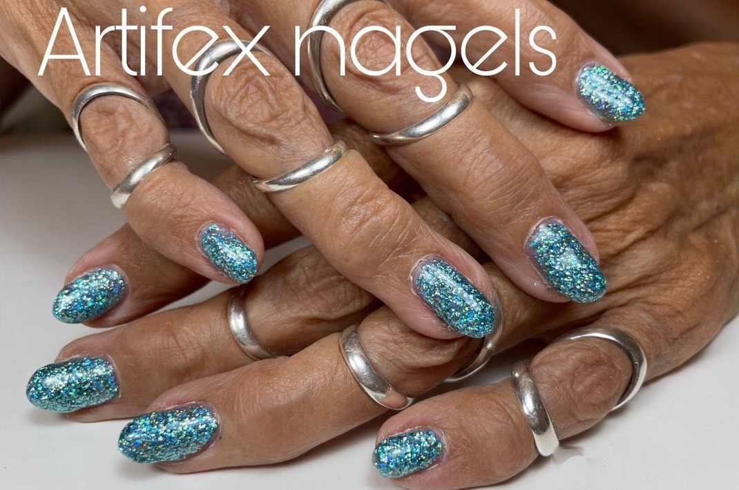 Turquoise glitternagels met zilveren ringen