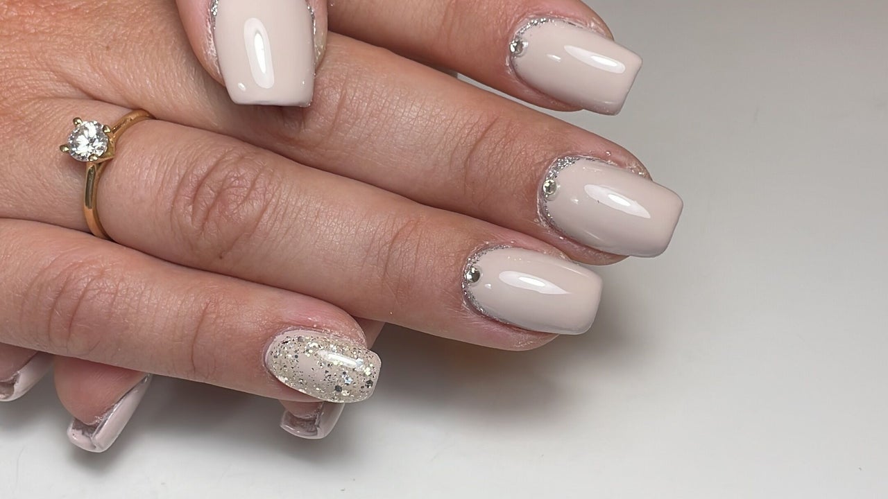 Nude nagels met steentjes en een glitternagel
