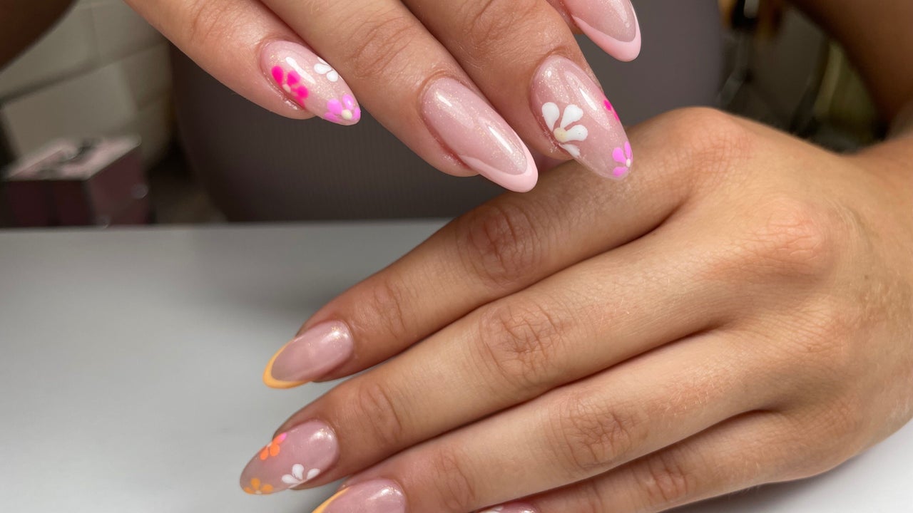 Amandelnagels in nude met oranje en roze tips en kleine bloemetjes