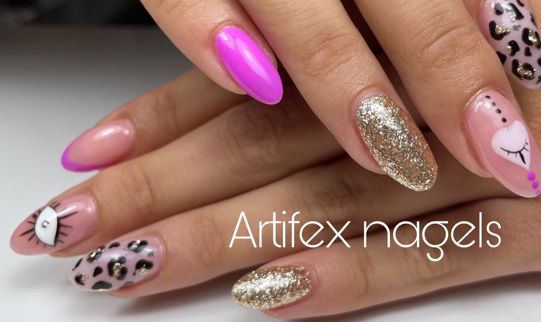 Nailart in roze met luipaardprint, gouden glitter en een knipogend oogje